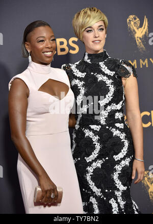 (L-R) Samira Acteur Wiley et Lauren Morelli arrivent pour la 69e Primetime Emmy Awards annuels chez Microsoft Theatre de Los Angeles le 17 septembre 2017. Photo par Christine Chew/UPI Banque D'Images