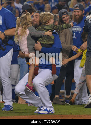 Célébrer des Dodgers de Los Angeles, avec femme, enfants et copines après les Dodgers a décroché son cinquième titre de l'ouest de la Ligue nationale, en battant les Giants de San Francisco 4-2, comme Cody Bellinger définir une recrue NL record avec son 39e home run. Photo par Jim Ruymen/UPI Banque D'Images