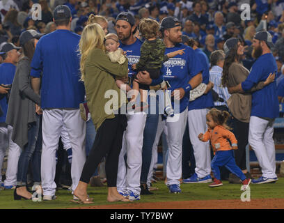 Célébrer des Dodgers de Los Angeles, avec femme, enfants et copines après les Dodgers a décroché son cinquième titre de l'ouest de la Ligue nationale, en battant les Giants de San Francisco 4-2, comme Cody Bellinger définir une recrue NL record avec son 39e home run. Photo par Jim Ruymen/UPI Banque D'Images