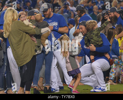 Célébrer des Dodgers de Los Angeles, avec femme, enfants et copines après les Dodgers a décroché son cinquième titre de l'ouest de la Ligue nationale, en battant les Giants de San Francisco 4-2, comme Cody Bellinger définir une recrue NL record avec son 39e home run. Photo par Jim Ruymen/UPI Banque D'Images