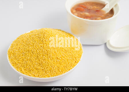 Un bol de porridge avec du riz Banque D'Images