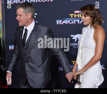 L'acteur Matt Damon (RL et sa femme Luciana Barroso assister à la première mondiale de la motion picture sci-fi 'Thor : Ragnarok' au El Capitan Theatre dans la section Hollywood de Los Angeles le 10 octobre 2017. Scénario : Thor est emprisonné de l'autre côté de l'univers et se retrouve dans une course contre la montre pour revenir à Asgard pour arrêter Ragnarok, la destruction de son monde natal et la fin de l'Asgardien civilisation, aux mains d'un tout-puissant nouvelle menace, la Hela impitoyable. Photo par Jim Ruymen/UPI Banque D'Images