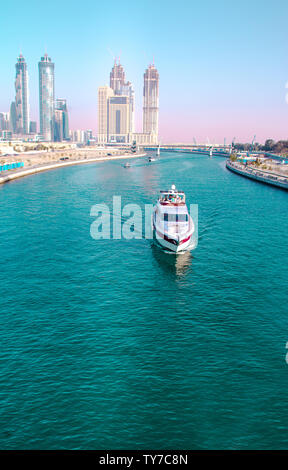 Bateau de l'eau de Dubaï attraction touristique célèbre canal pont tolérance meilleur endroit pour passer des vacances Banque D'Images