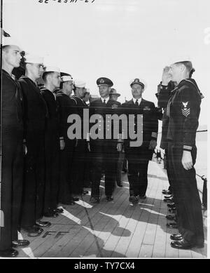 Le roi George VI d'Angleterre, inspecte l'équipage de l'U. de S. S. Augusta qu'il visite le navire pour voir le président Truman avant le départ du Président pour les États-Unis après avoir assisté à la Conférence de Potsdam. Banque D'Images