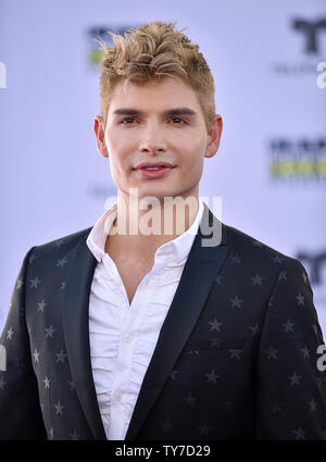 Christian Acosta arrive pour l'Amérique American Music Awards 2017 à Hollywood's Dolby Theatre de Los Angeles le 26 octobre 2017. Photo par Christine Chew/UPI Banque D'Images