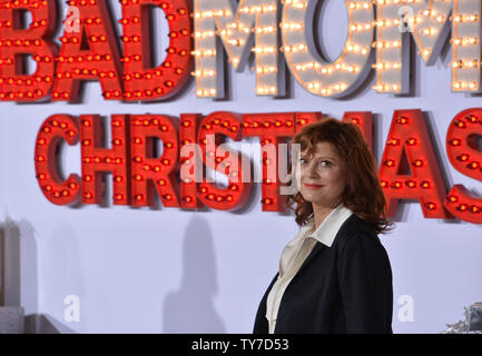 Acteur Susan Sarandon assiste à la première de the motion picture comédie 'une mauvaise mère Noël' au Regency Village Theatre dans la section de Westwood Los Angeles le 30 octobre 2017. Scénario : Le film suit nos trois sous-estimée et la surcharge des femmes comme elles se rebellent contre les défis et les attentes du Super Bowl pour les mamans : Noël. Photo par Jim Ruymen/UPI Banque D'Images