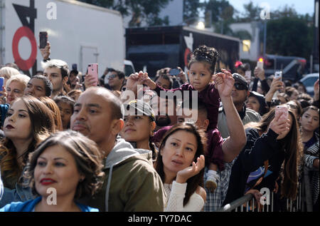 Des centaines de fans assistent à la cérémonie de dévoilement d'une chanteuse Selena Quintanilla Tejano honorer avec une star à titre posthume sur le Hollywood Walk of Fame à Los Angeles le 3 novembre 2017. Photo par Jim Ruymen/UPI Banque D'Images