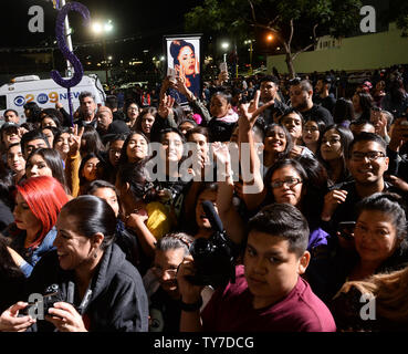 Des centaines de fans assistent à la cérémonie de dévoilement d'une chanteuse Selena Quintanilla Tejano honorer avec une star à titre posthume sur le Hollywood Walk of Fame à Los Angeles le 3 novembre 2017. Photo par Jim Ruymen/UPI Banque D'Images