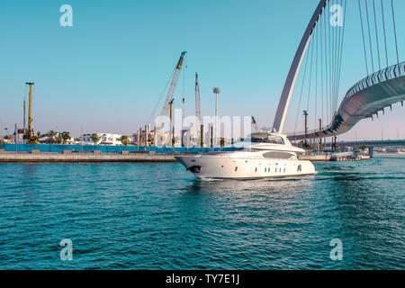 Location de voiture de l'eau de Dubaï attraction touristique célèbre canal pont tolérance meilleur endroit pour passer des vacances Banque D'Images