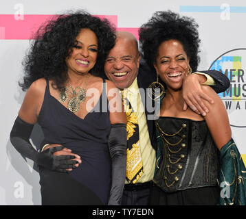 Chanteuse et actrice Diana Ross et backstage Berry Gordy apparaissent avec leur fille Rhonda Ross Kendrick à l'assemblée annuelle de l'American Music Awards qui a eu lieu chez Microsoft Theatre de Los Angeles, le 19 novembre 2017. Photo par Jim Ruymen/UPI Banque D'Images