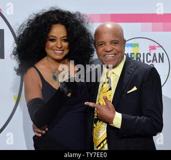 Chanteuse et actrice Diana Ross et backstage Berry Gordy apparaissent à l'assemblée annuelle de l'American Music Awards qui a eu lieu chez Microsoft Theatre de Los Angeles, le 19 novembre 2017. Photo par Jim Ruymen/UPI Banque D'Images