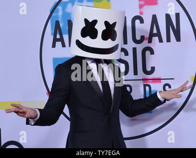 Marshmello arrive pour l'Annual American Music Awards qui a eu lieu chez Microsoft Theatre de Los Angeles, le 19 novembre 2017. Photo par Jim Ruymen/UPI Banque D'Images