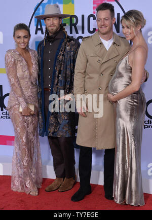 Hayley Stommel, Tyler Hubbard, Brian Kelley et Brittney Marie Cole arrivent pour les American Music Awards annuel tenu au Théâtre de Microsoft à Los Angeles, le 19 novembre 2017. Photo par Jim Ruymen/UPI Banque D'Images