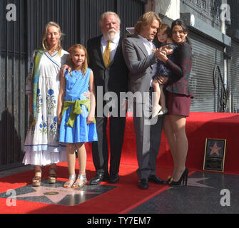 Acteur Nick Nolte est rejoint par son épouse Clytie Lane et leur fille Sophie Lane Note et son fils Brawley Remarque, belle-fille Navi Rawat et petite-fille lors d'une cérémonie de dévoilement d'honorer avec le 2,623ème étoile sur le Hollywood Walk of Fame à Los Angeles le 20 novembre 2017. Photo par Jim Ruymen/UPI Banque D'Images