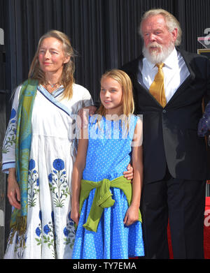 Acteur Nick Nolte est rejoint par son épouse Clytie Lane et leur fille Sophie Lane remarque lors d'une cérémonie de dévoilement d'honorer avec le 2,623ème étoile sur le Hollywood Walk of Fame à Los Angeles le 20 novembre 2017. Photo par Jim Ruymen/UPI Banque D'Images