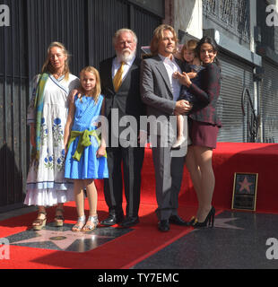 Acteur Nick Nolte est rejoint par son épouse Clytie Lane et leur fille Sophie Lane Note et son fils Brawley Remarque, belle-fille Navi Rawat et petite-fille lors d'une cérémonie de dévoilement d'honorer avec le 2,623ème étoile sur le Hollywood Walk of Fame à Los Angeles le 20 novembre 2017. Photo par Jim Ruymen/UPI Banque D'Images