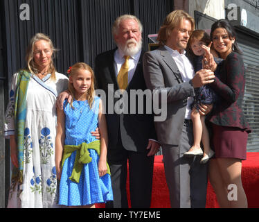 Acteur Nick Nolte est rejoint par son épouse Clytie Lane et leur fille Sophie Lane Note et son fils Brawley Remarque, belle-fille Navi Rawat et petite-fille lors d'une cérémonie de dévoilement d'honorer avec le 2,623ème étoile sur le Hollywood Walk of Fame à Los Angeles le 20 novembre 2017. Photo par Jim Ruymen/UPI Banque D'Images