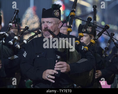 La police de Los Angeles Société Emeraude Pipes and Drums sont vus dans le 86e congrès annuel Hollywood Parade de Noël à Los Angeles le 26 novembre 2017. Photo par Phil McCarten/UPI Banque D'Images