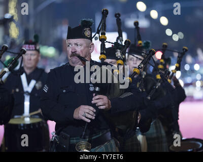 La police de Los Angeles Société Emeraude Pipes and Drums sont vus dans le 86e congrès annuel Hollywood Parade de Noël à Los Angeles le 26 novembre 2017. Photo par Phil McCarten/UPI Banque D'Images