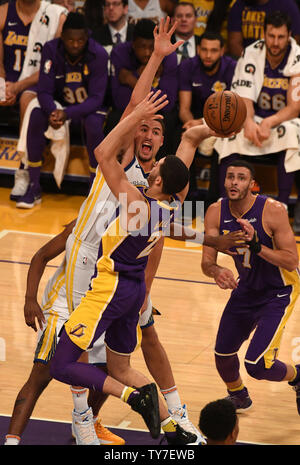 Warriors Klay Thompson tente de bloquer les Lakers de bal à Lonzo Staples Center de Los Angeles, novembre 29, 2017. Photo par Jon SooHoo/UPI Banque D'Images