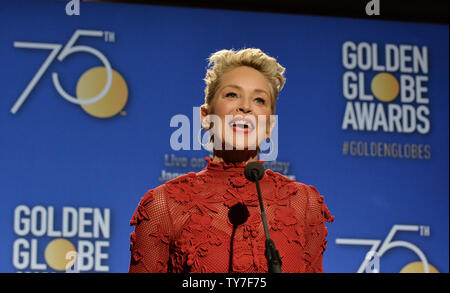 L'actrice Sharon Stone annonce les nominés pour la 75e assemblée Golden Globe Awards au Beverly Hilton Hotel à Beverly Hills, Californie le 11 décembre 2017. Photo par Jim Ruymen/UPI Banque D'Images