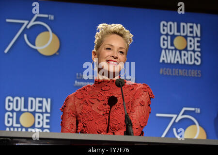 L'actrice Sharon Stone annonce les nominés pour la 75e assemblée Golden Globe Awards au Beverly Hilton Hotel à Beverly Hills, Californie le 11 décembre 2017. Photo par Jim Ruymen/UPI Banque D'Images