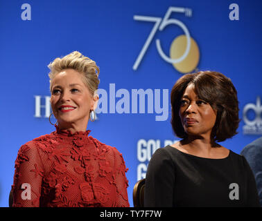 Actrices Sharon Stone (L) et Woodard Mark Ruffalo attendre d'annoncer les nominés pour la 75e assemblée Golden Globe Awards au Beverly Hilton Hotel à Beverly Hills, Californie le 11 décembre 2017. Photo par Jim Ruymen/UPI Banque D'Images