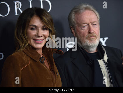 Réalisateur Ridley Scott (R) et son épouse Giannina Facio assister à la première mondiale de "tout l'argent dans le monde" au Samuel Goldwyn Theater de Los Angeles le 18 décembre 2017. Photo de Chris Chew/UPI Banque D'Images