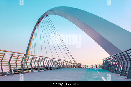 Canal de l'eau pont tolérance meilleur endroit à visiter à Dubaï soirée shot colorés de l'architecture moderne Banque D'Images