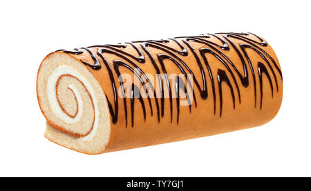 Rouleau éponge isolé sur fond blanc, swiss roll avec crème vanille Banque D'Images