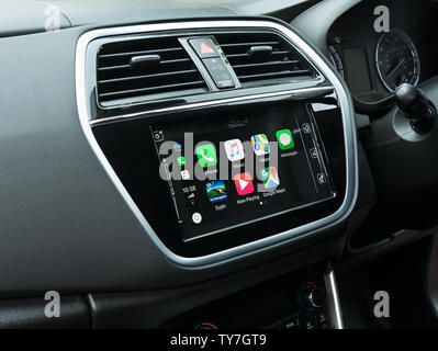 12 IOS Apple CarPlay accueil menu à l'écran sur le tableau de bord voiture Bosch en tête d'infodivertissement Satnav dans Suzuki S-Cross SX4. Banque D'Images