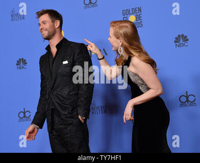Acteurs Chris Hemsworth (L) et Jessica Chastain apparaissent au cours de la 75e assemblée backstage Golden Globe Awards au Beverly Hilton Hotel à Beverly Hills, Californie le 7 janvier 2018. Photo par Jim Ruymen/UPI Banque D'Images