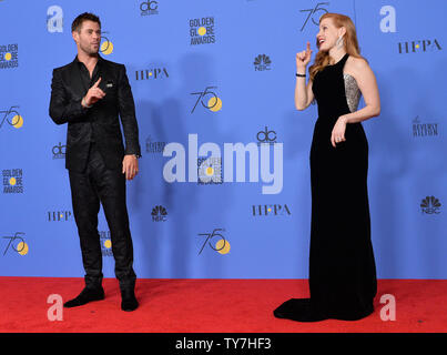 Acteurs Chris Hemsworth (L) et Jessica Chastain apparaissent au cours de la 75e assemblée backstage Golden Globe Awards au Beverly Hilton Hotel à Beverly Hills, Californie le 7 janvier 2018. Photo par Jim Ruymen/UPI Banque D'Images
