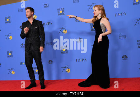 Acteurs Chris Hemsworth (L) et Jessica Chastain apparaissent au cours de la 75e assemblée backstage Golden Globe Awards au Beverly Hilton Hotel à Beverly Hills, Californie le 7 janvier 2018. Photo par Jim Ruymen/UPI Banque D'Images