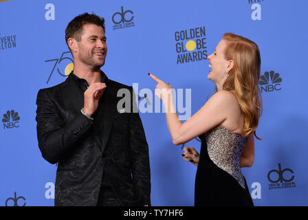 Acteurs Chris Hemsworth (L) et Jessica Chastain apparaissent au cours de la 75e assemblée backstage Golden Globe Awards au Beverly Hilton Hotel à Beverly Hills, Californie le 7 janvier 2018. Photo par Jim Ruymen/UPI Banque D'Images