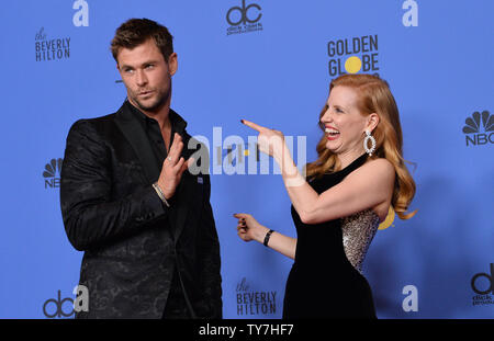 Acteurs Chris Hemsworth (L) et Jessica Chastain apparaissent au cours de la 75e assemblée backstage Golden Globe Awards au Beverly Hilton Hotel à Beverly Hills, Californie le 7 janvier 2018. Photo par Jim Ruymen/UPI Banque D'Images