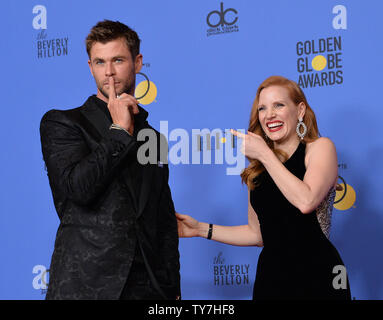 Acteurs Chris Hemsworth (L) et Jessica Chastain apparaissent au cours de la 75e assemblée backstage Golden Globe Awards au Beverly Hilton Hotel à Beverly Hills, Californie le 7 janvier 2018. Photo par Jim Ruymen/UPI Banque D'Images