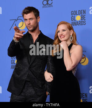 Acteurs Chris Hemsworth (L) et Jessica Chastain apparaissent au cours de la 75e assemblée backstage Golden Globe Awards au Beverly Hilton Hotel à Beverly Hills, Californie le 7 janvier 2018. Photo par Jim Ruymen/UPI Banque D'Images