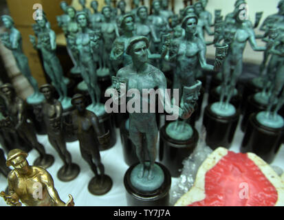 Statuettes fini pour la 24e édition des Screen Actors Guild Awards sont sur l'affichage à l'American Fine Arts fonderie à Burbank, Californie le 9 janvier 2018. Chaque statuette porte un numéro de série gravé à la base et plus de 1 000 ont été décernées depuis statuettes l'acteur a été présentée pour la première fois en 1995. Les gagnants seront annoncés lors d'une diffusion simultanée en direct sur TNT et le SCT à Los Angeles le 21 janvier 2018. Photo par Jim Ruymen/UPI Banque D'Images