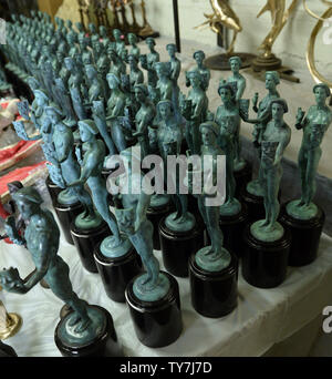 Statuettes fini pour la 24e édition des Screen Actors Guild Awards sont sur l'affichage à l'American Fine Arts fonderie à Burbank, Californie le 9 janvier 2018. Chaque statuette porte un numéro de série gravé à la base et plus de 1 000 ont été décernées depuis statuettes l'acteur a été présentée pour la première fois en 1995. Les gagnants seront annoncés lors d'une diffusion simultanée en direct sur TNT et le SCT à Los Angeles le 21 janvier 2018. Photo par Jim Ruymen/UPI Banque D'Images