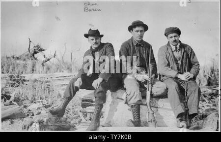 De gauche à droite : Charles D. Boren, journaliste de cour, Portland, Oregon ; Alex Guthrie ; Bowman (hôpital). Banque D'Images