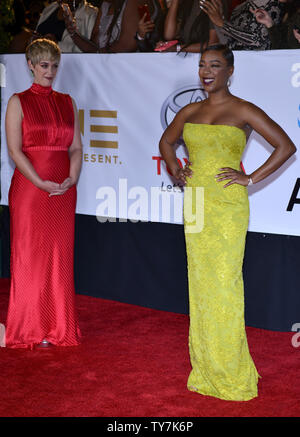 Lauren Morelli (L) et Samira Wiley arrivent pour la 49ème NAACP Image Awards au Pasadena Civic Auditorium à Pasadena, Californie le 15 janvier 2018. La NAACP Image Awards célèbre les réalisations de personnes de couleur dans les domaines de la télévision, la musique, la littérature et le cinéma et aussi rend hommage à des personnes ou des groupes qui font la promotion de la justice sociale par le biais de projets créatifs. Photo par Christine Chew/UPI Banque D'Images