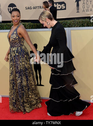 Samira Wiley (L) et Lauren Morelli arrivent pour la 24e conférence annuelle de la SAG Awards tenue au Shrine Auditorium à Los Angeles le 21 janvier 2018. La Screen Actors Guild Awards sera diffusée en direct sur la TNT et les directives du SCT. Photo par Jim Ruymen/UPI Banque D'Images