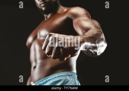 Confiant black musculaire montrant le poing solide à l'appareil photo Banque D'Images