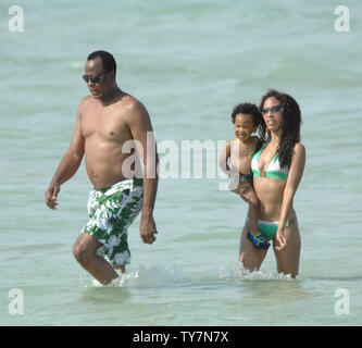 Baby Mama Nicole Alvarez a continué ses vacances au bord de la piscine de Miami avec et leur jeune fils. Nicole Alvarez semblait avoir plusieurs marques de ce qui semblait être des ecchymoses sur son corps. Baby daddy Le Dr Murray n'était pas où les trouver. Cardiologue Conrad Murray aurait été payé 150 000 dollars par mois pour agir en tant que médecin personnel de Michael Jackson. Il m'a prescrit des niveaux excessivement élevés du propofol à Jackson, qui aurait été à l'origine du décès du chanteur. Le 31 juillet 2010 à Miami, en Floride. People : Nicole Alvarez Credit : tempêtes Media Group/Alamy Live News Banque D'Images