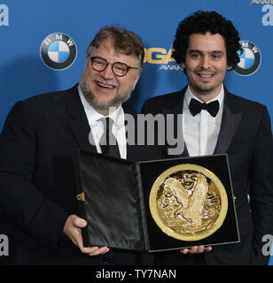 Directeur de Guillermo del Toro, gagnant du Prix pour réalisation exceptionnelle en film long métrage pour "la forme de l'eau" s'affiche en coulisses dans la salle de presse avec le réalisateur Damien Chazelle pendant le 70e congrès annuel de Directors Guild of America Awards au Beverly Hilton Hotel à Beverly Hills, Californie le 3 février 2018. Photo par Jim Ruymen/UPI Banque D'Images