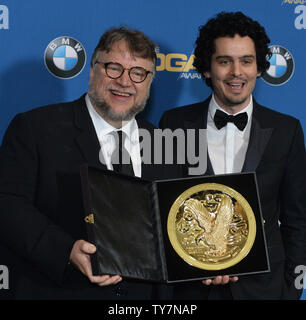 Directeur de Guillermo del Toro, gagnant du Prix pour réalisation exceptionnelle en film long métrage pour "la forme de l'eau" s'affiche en coulisses dans la salle de presse avec le réalisateur Damien Chazelle pendant le 70e congrès annuel de Directors Guild of America Awards au Beverly Hilton Hotel à Beverly Hills, Californie le 3 février 2018. Photo par Jim Ruymen/UPI Banque D'Images