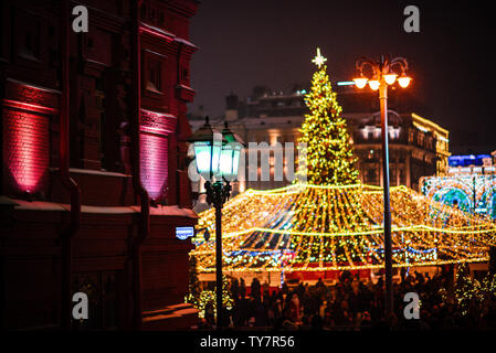 Illumination de Noël et des décorations de rues de Moscou- capitale de Noël, la Russie. Le 26 décembre 2018, Moscou, Russie Banque D'Images