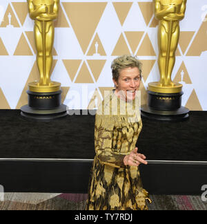 Acteur Frances McDormand, gagnant de la meilleure actrice pour "trois panneaux d'Extérieur Ebbing, Missouri' apparaît dans les coulisses avec son Oscar au cours de la 90th annual Academy Awards à l'hôtel Loews Hollywood Hotel dans la section Hollywood de Los Angeles le 4 mars 2018. Photo par Jim Ruymen/UPI Banque D'Images