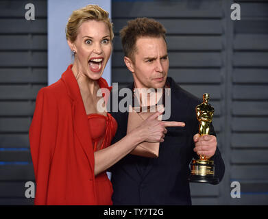 Sam Rockwell (R) et Leslie Bibb contenir jusqu'Rockwell's Oscar du meilleur acteur de soutien qu'ils arrivent pour le Vanity Fair Oscar Party au Wallis Annenberg Center for the Performing Arts à Los Angeles, Californie le 4 mars 2018. Photo par Christine Chew/UPI Banque D'Images